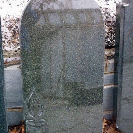 Einzelnes Granitdenkmal - Kerze im Bogen