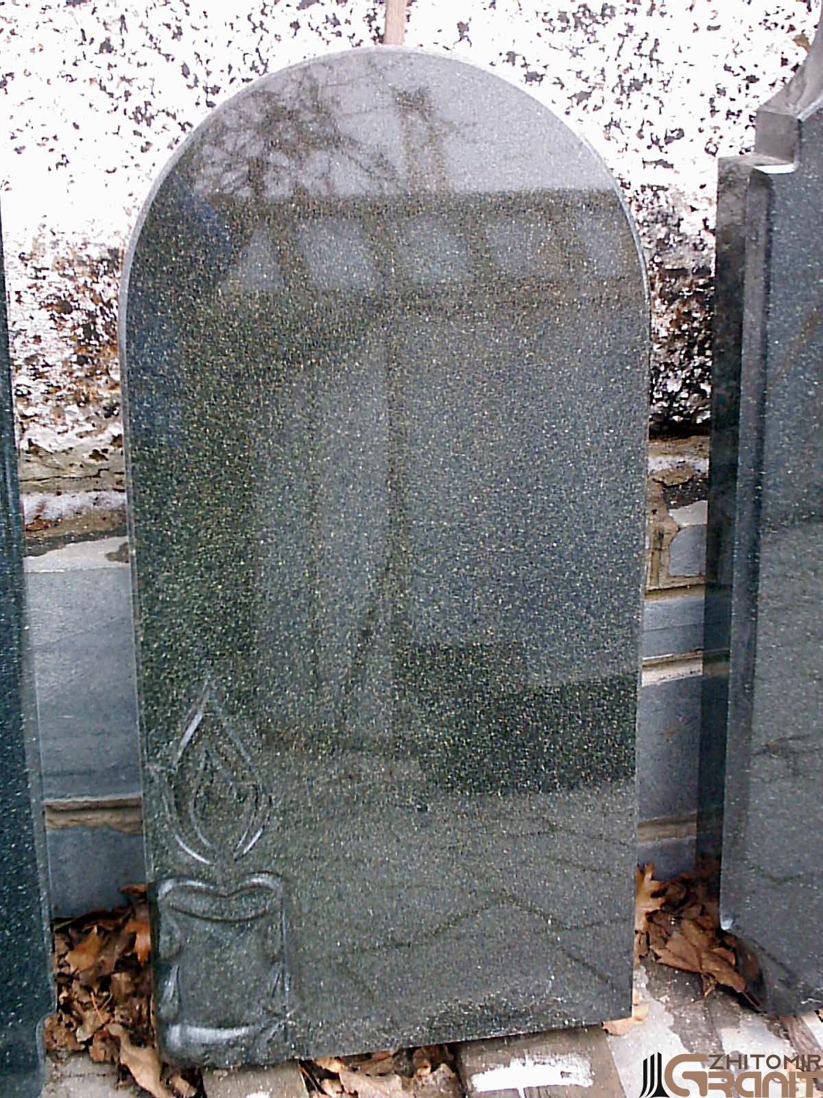 Einzelnes Granitdenkmal - Kerze im Bogen