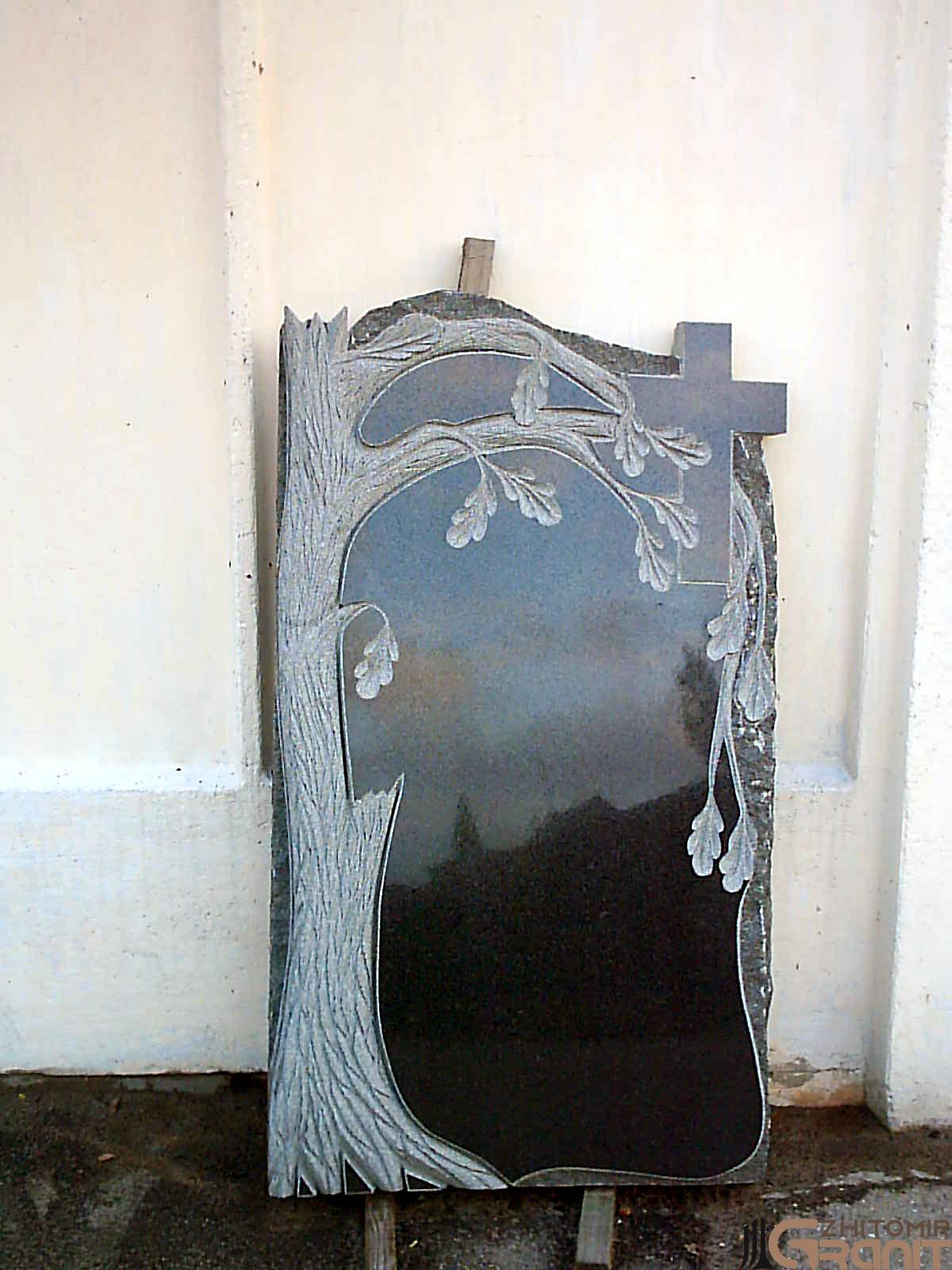 Single granite monument - Broken oak Single granite monument - Broken oak