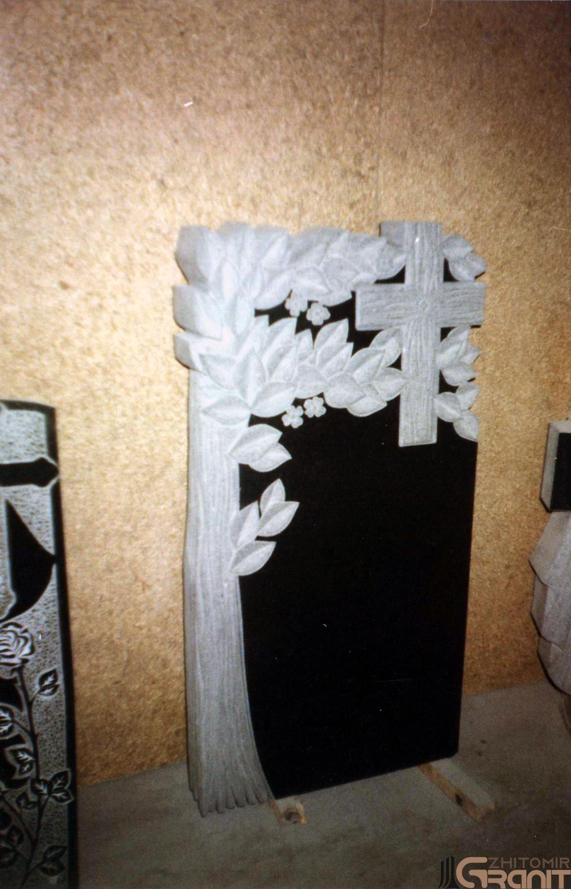 Single granite monument - Cherry tree Single granite monument - Cherry tree