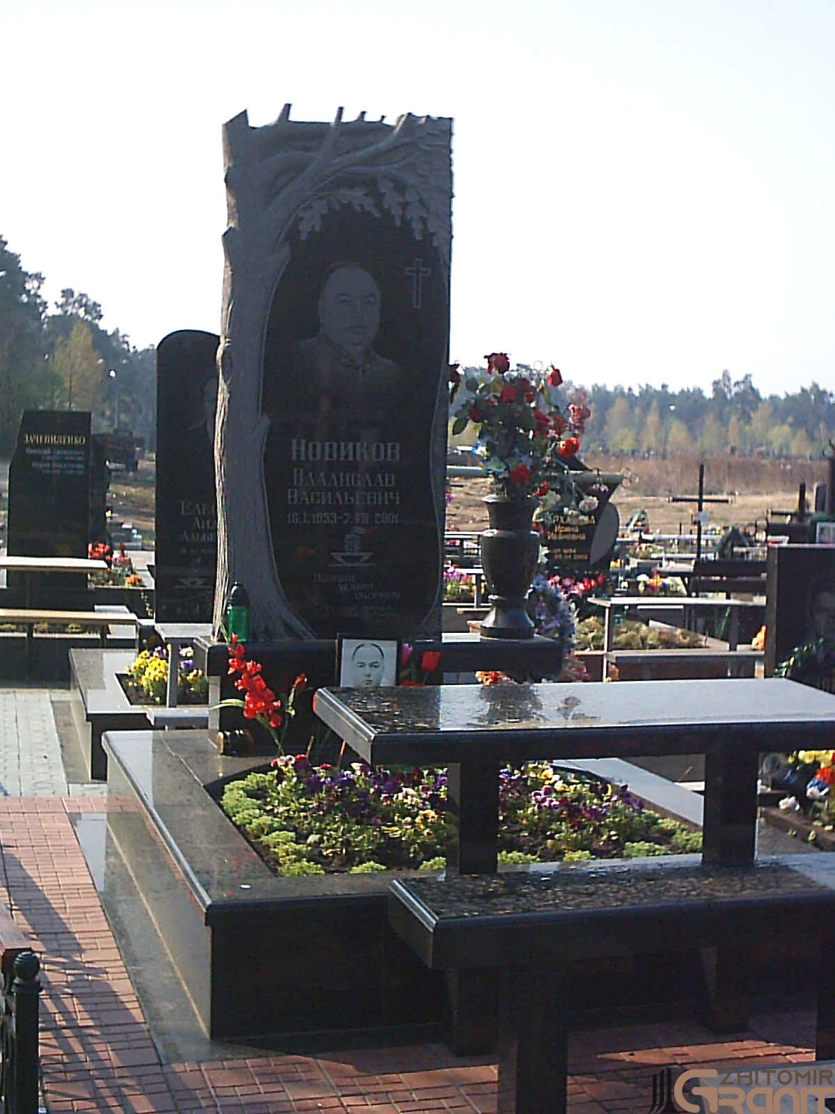 Einzeldenkmal aus Granit - Eichenholz in Scheiben geschnitten