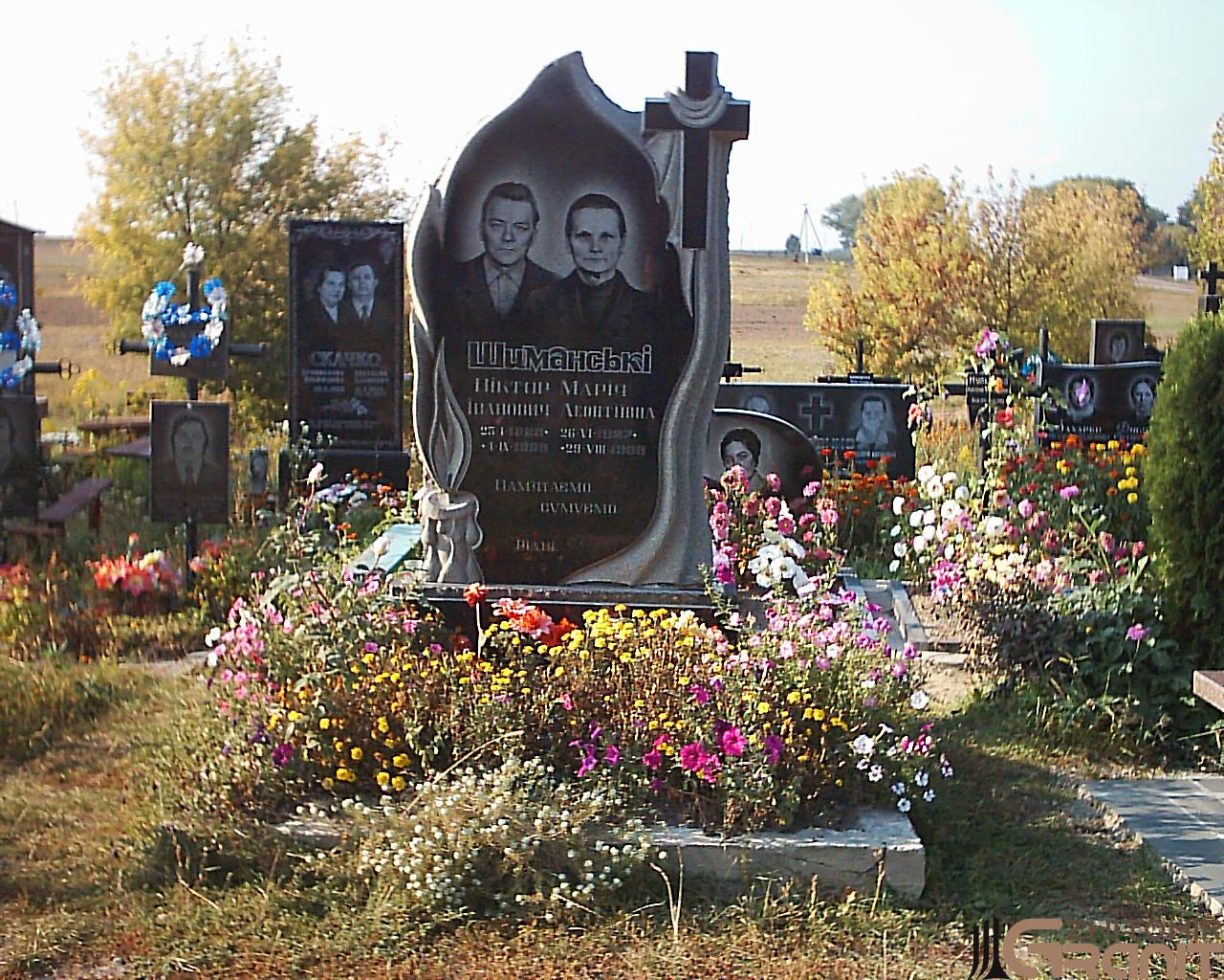 Подвійний гранітний пам'ятник - Вічний вогонь Подвійний гранітний пам'ятник - Вічний вогонь