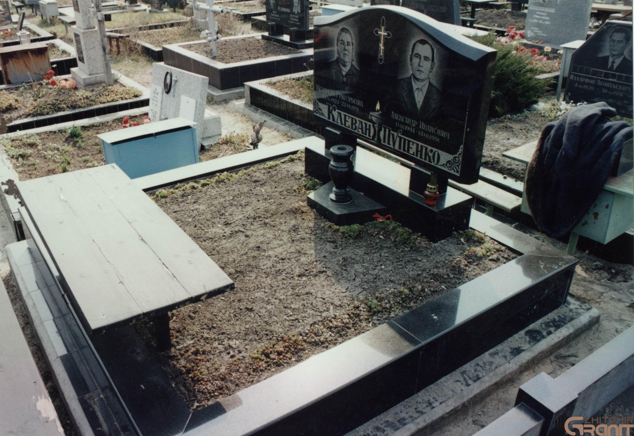 Double granite monument - Parapet Double granite monument - Parapet