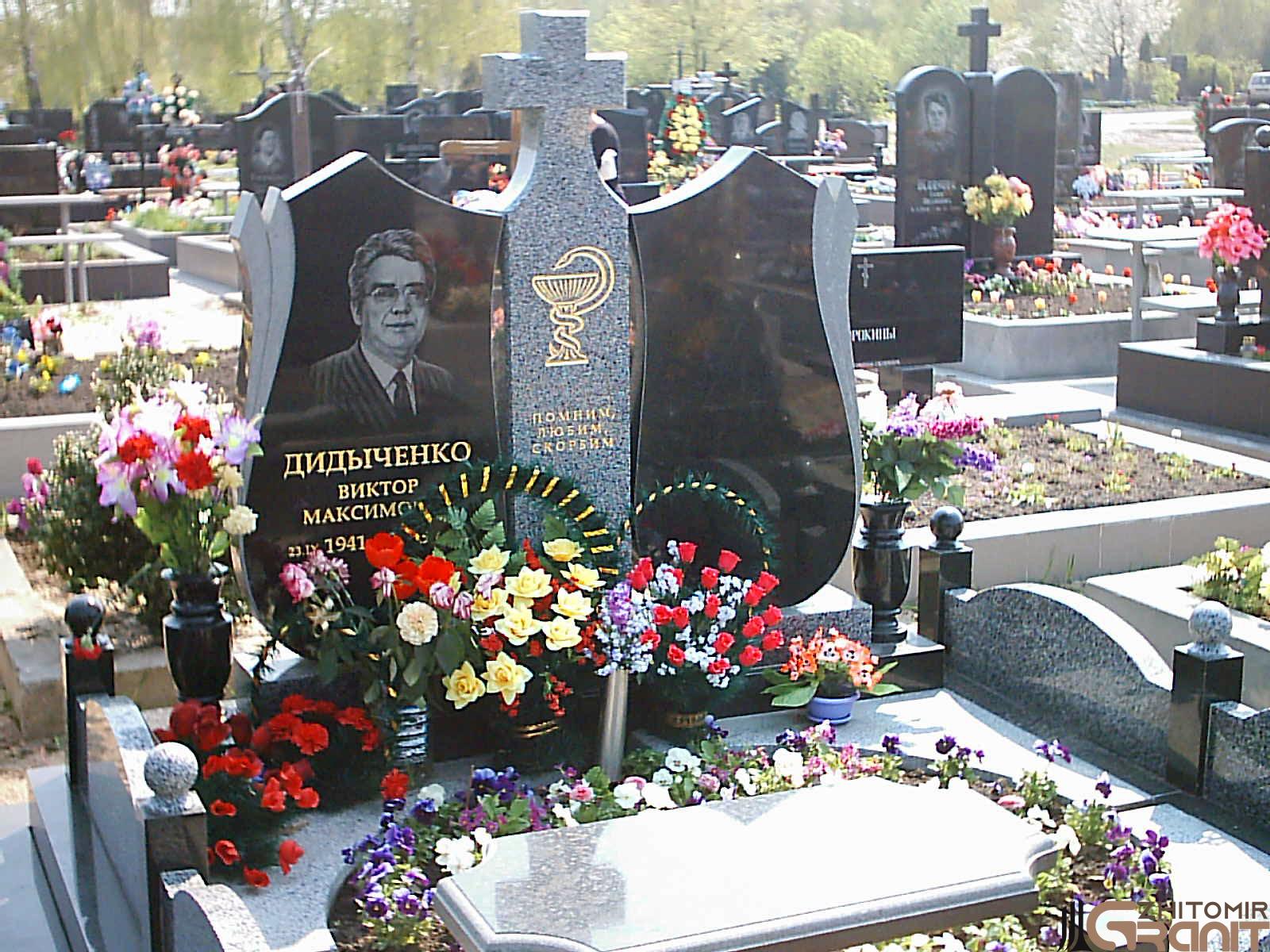 Double granite monument - Two flowers Double granite monument - Two flowers