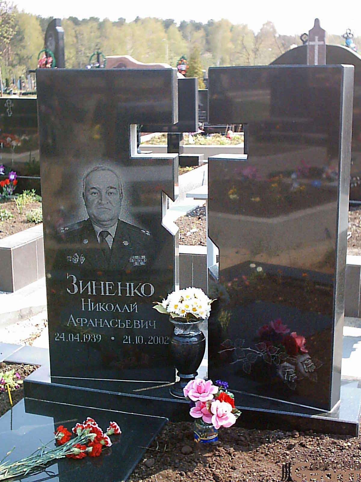 Подвійний гранітний пам'ятник - Святий Хрест Подвійний гранітний пам'ятник - Святий Хрест