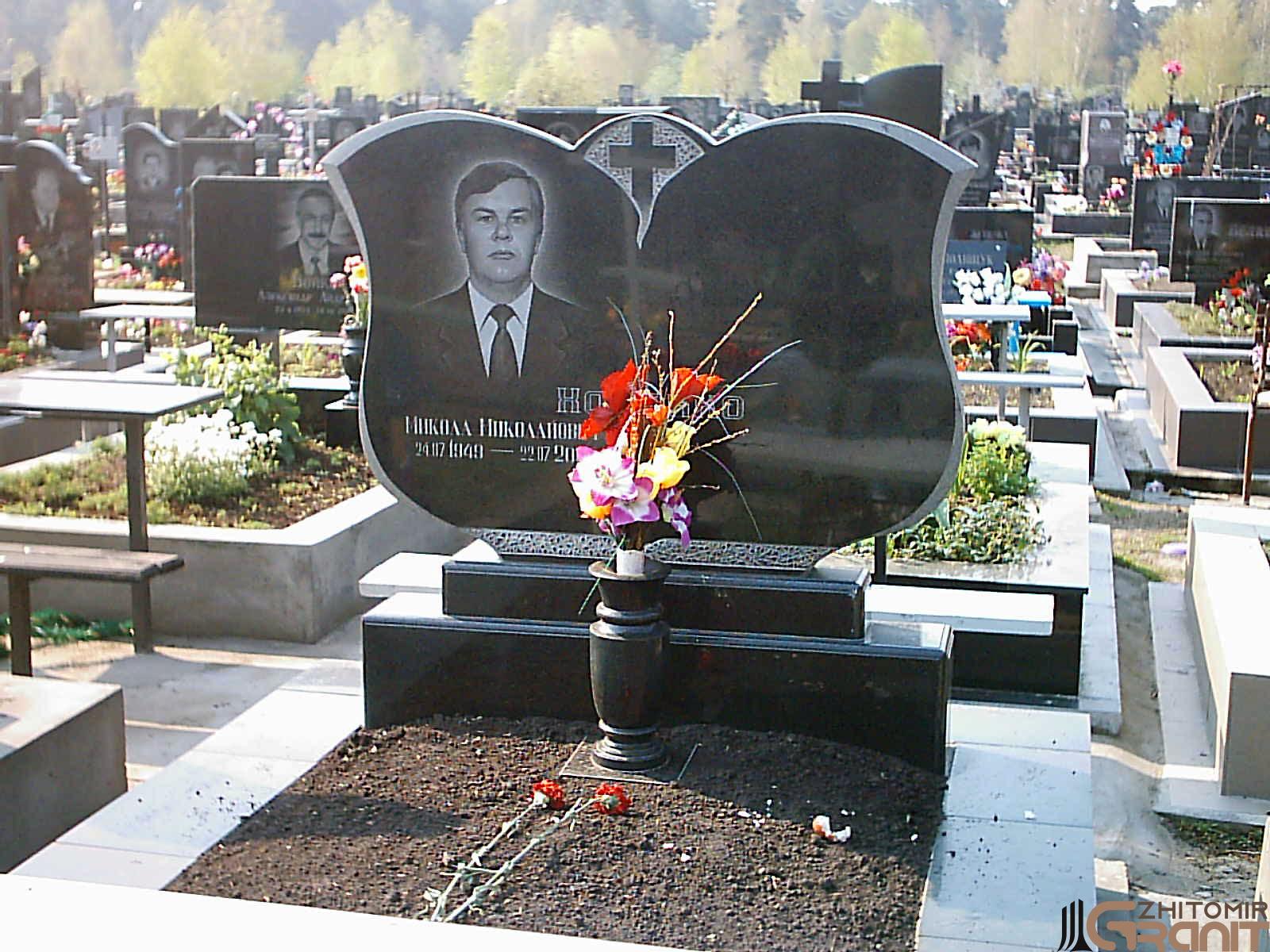 Double granite monument - Petals