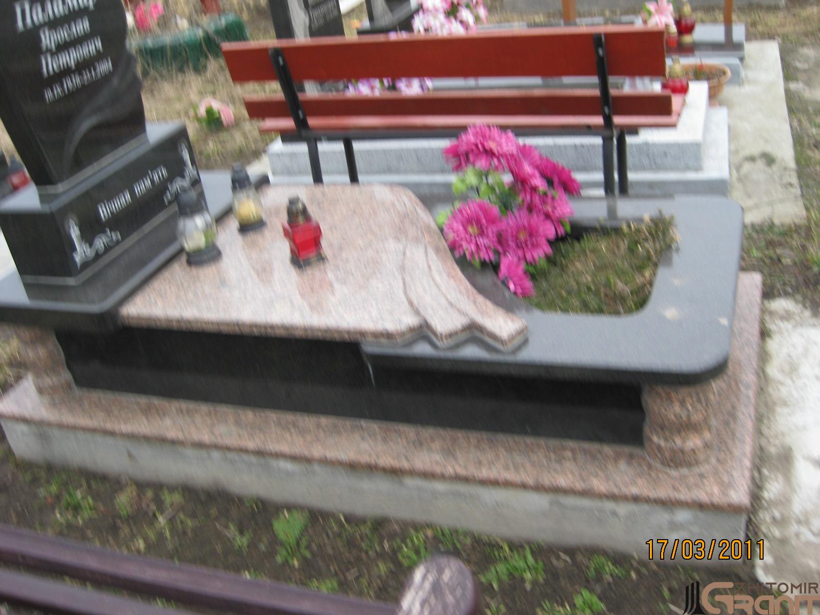 Single granite monument - Torch Single granite monument - Torch