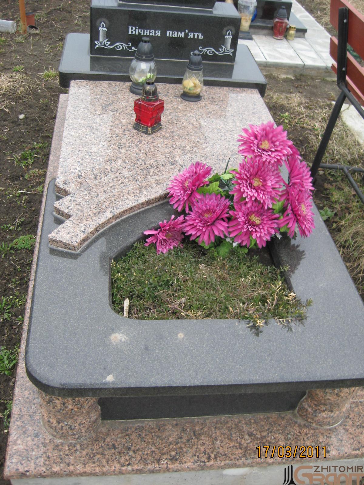 Single granite monument - Torch Single granite monument - Torch