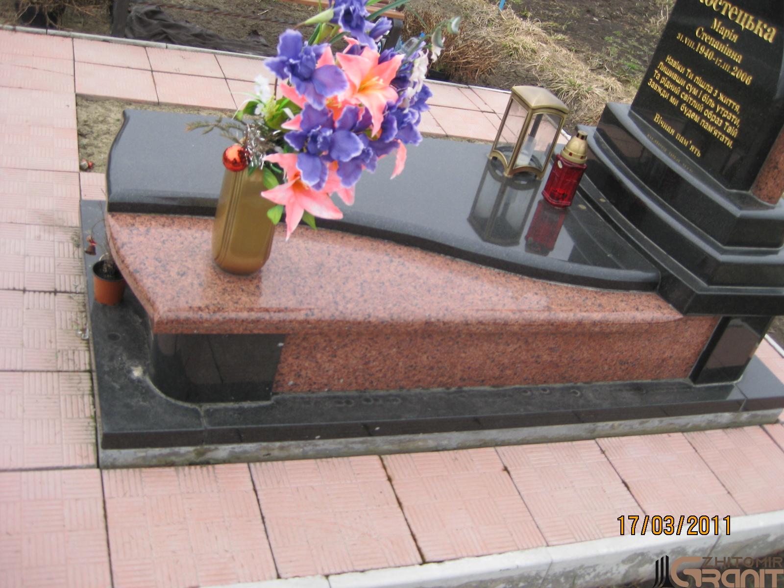Одінрний гранітний пам'ятник - Контраст Одінрний гранітний пам'ятник - Контраст
