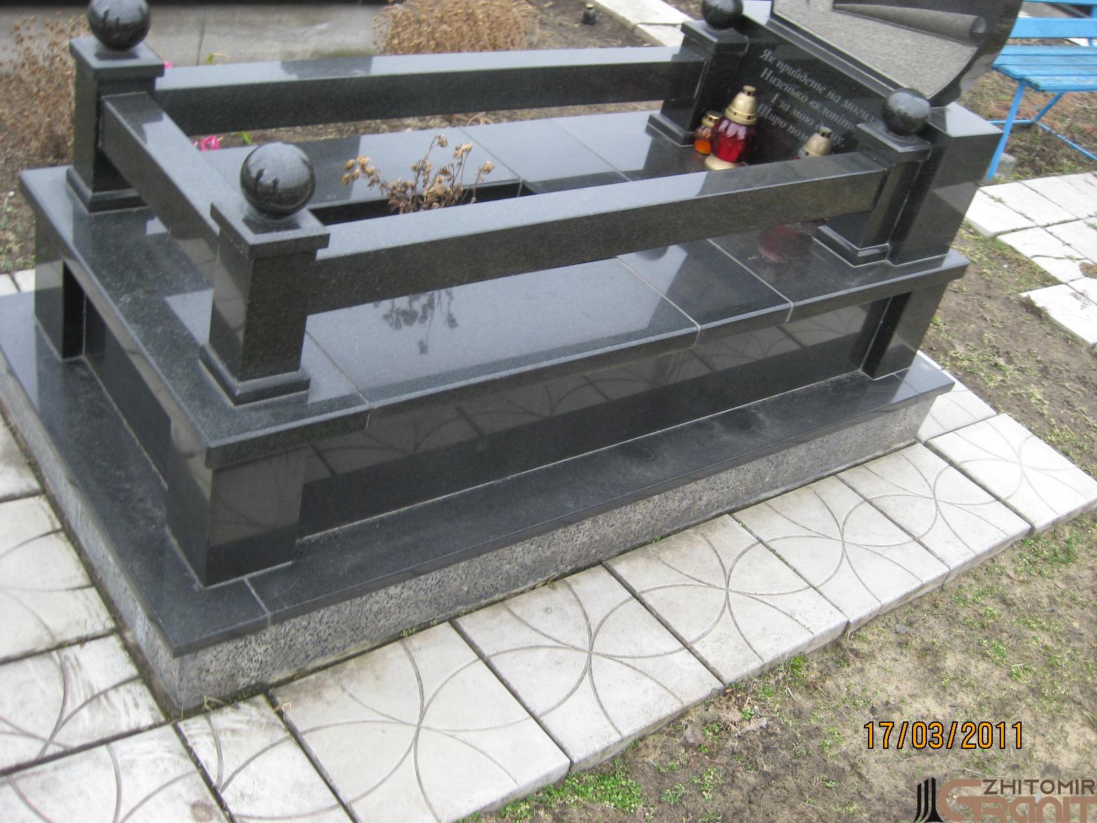 Single granite monument - Mourning roses Single granite monument - Mourning roses