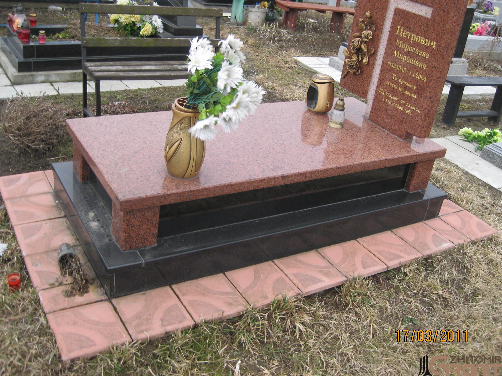 Single granite monument - Asymmetry Single granite monument - Asymmetry