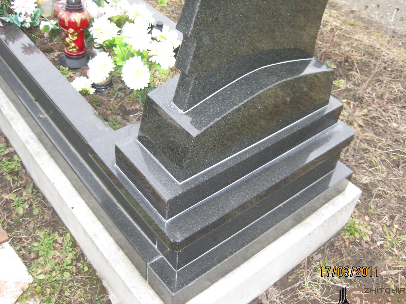 Single granite monument - Half a stone Single granite monument - Half a stone