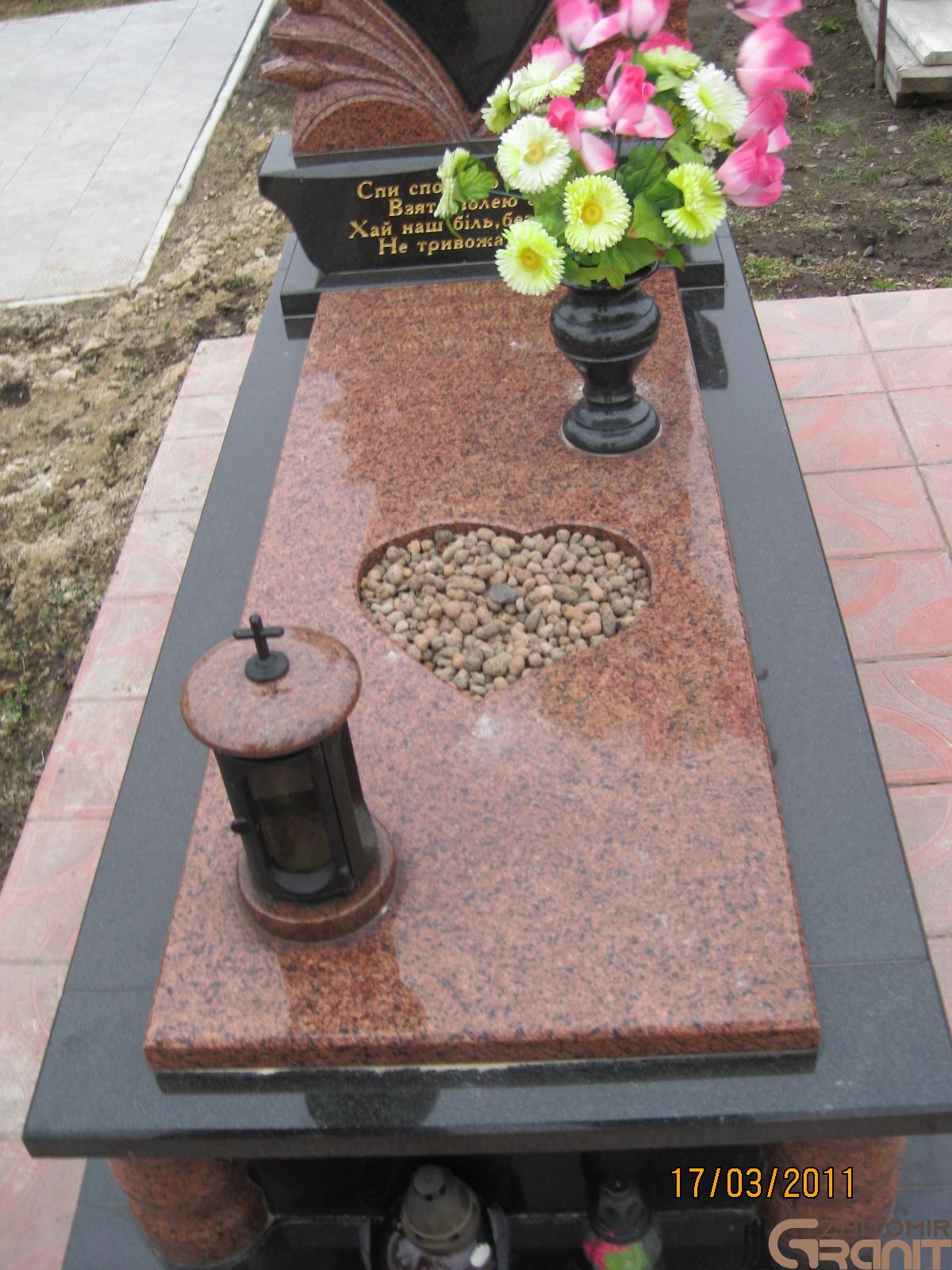 Одинарний гранітний пам'ятник - Гранітне серце Одинарний гранітний пам'ятник - Гранітне серце