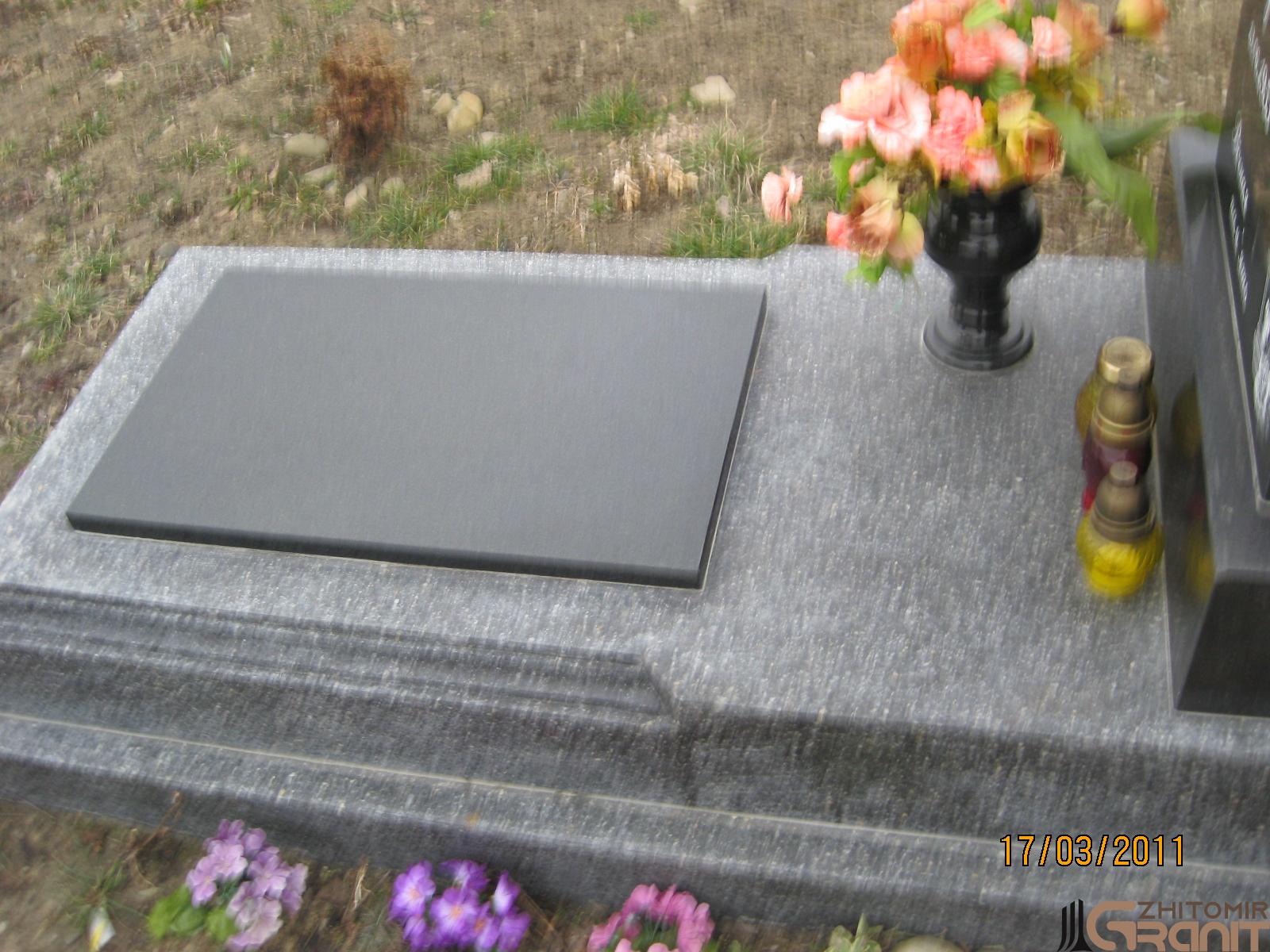 Одинарний гранітний пам'ятник - Барельєф Одинарний гранітний пам'ятник - Барельєф