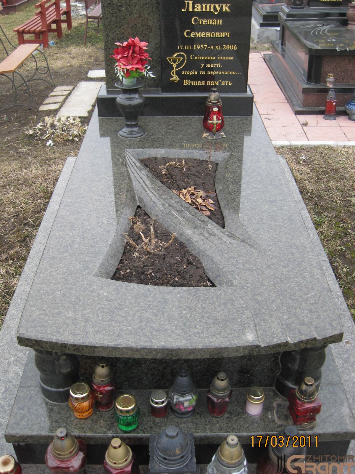 Single granite monument - Double stele Single granite monument - Double stele