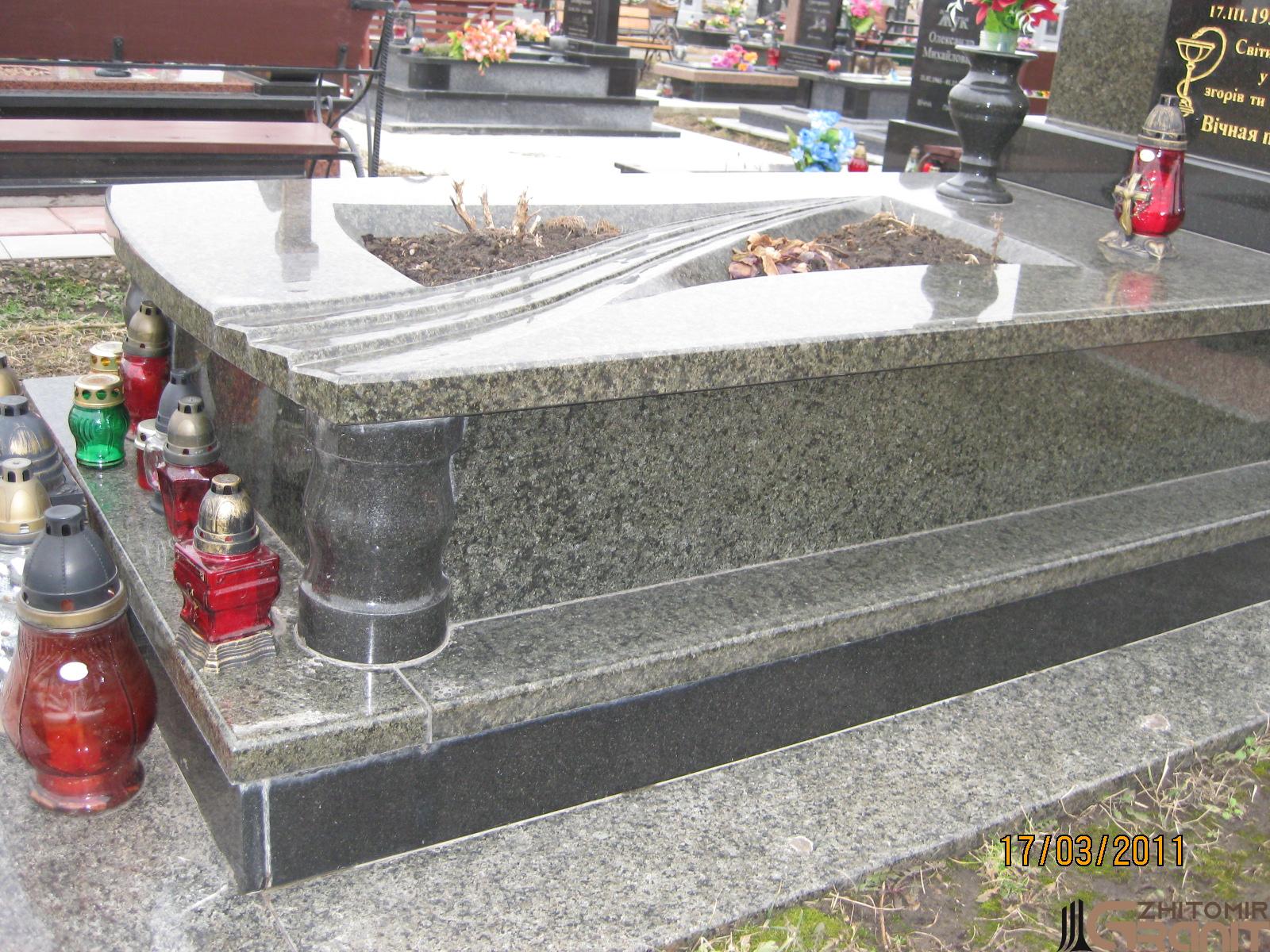 Single granite monument - Double stele Single granite monument - Double stele