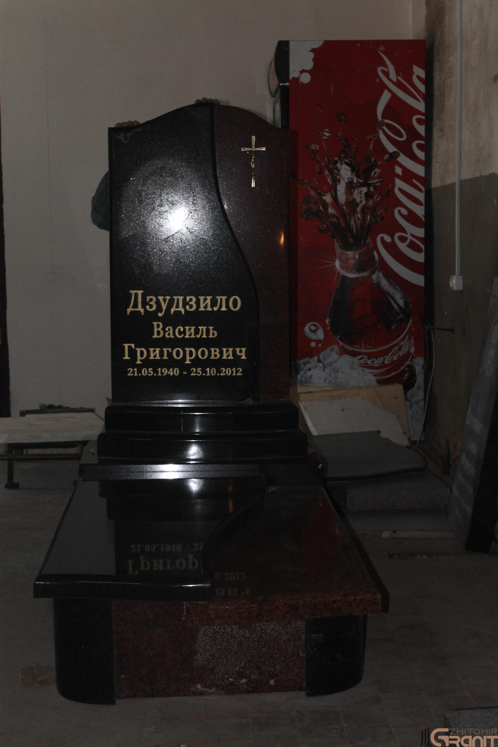 Одінрний гранітний пам'ятник - Контраст Одінрний гранітний пам'ятник - Контраст
