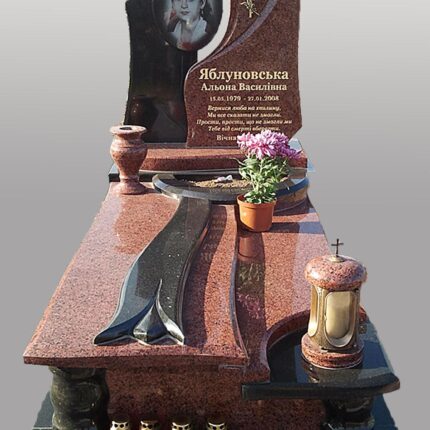 Einzeldenkmal aus Granit - Rose am Kreuz