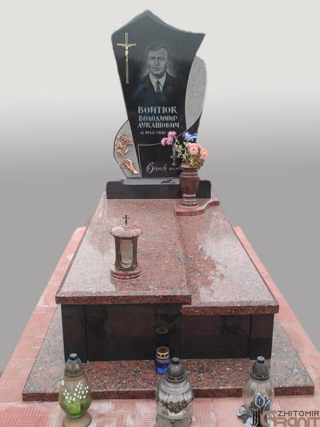 Single granite monument - Roses in the hand Single granite monument - Roses in the hand