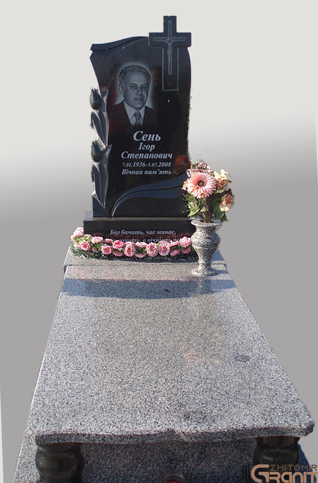 Single granite monument - Two tulips Single granite monument - Two tulips