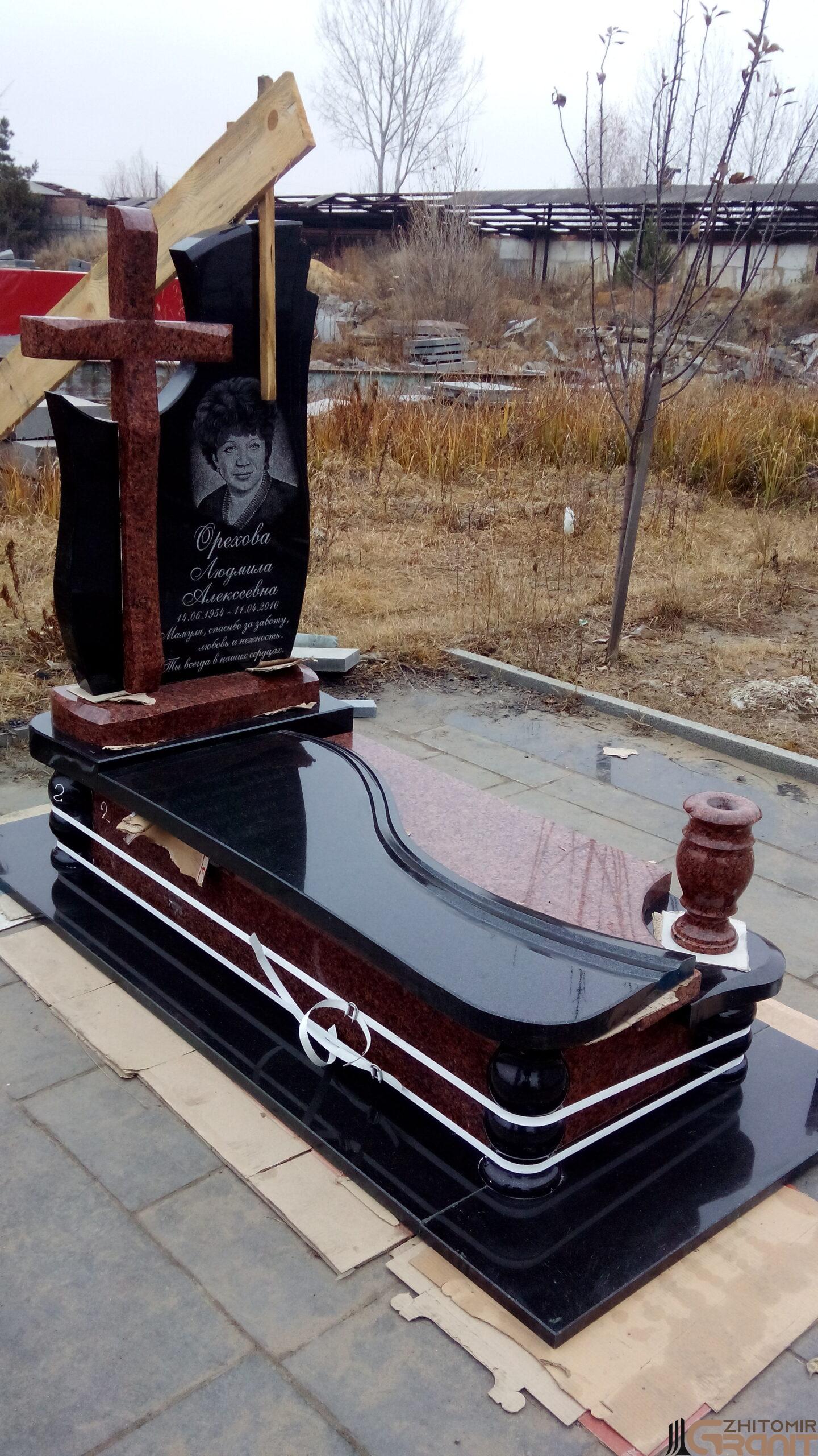 Одинарний гранітний пам'ятник Одинарний гранітний пам'ятник